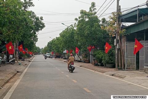 Các tuyến đường thị trấn Tân Uyên rợp bóng cờ bay