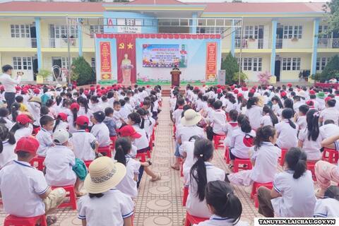 Sinh hoạt dưới cờ với chủ đề “ Tiết học biên cương “
