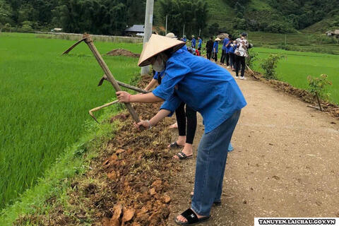 Tuổi trẻ xã Pắc Ta xung kích xây dựng nông thôn mới
