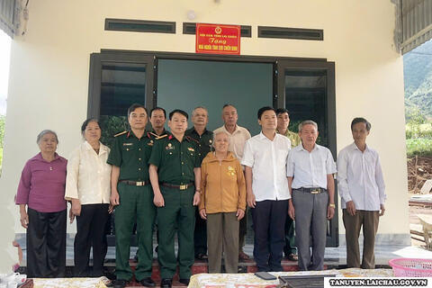 Trao tặng nhà "Nghĩa tình cựu chiến binh" cho hội viên Cựu chiến binh tại xã Pắc Ta, huyện Tân Uyên