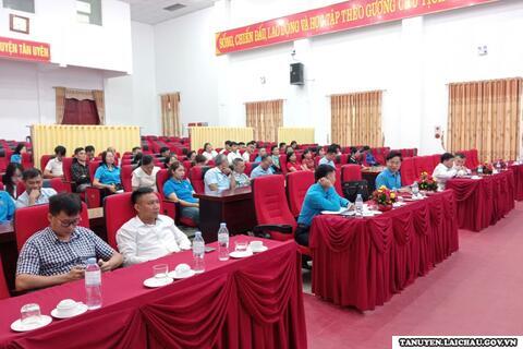 Biểu dương, khen thưởng các tập thể, cá nhân tiêu biểu nhân tháng  công nhân