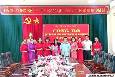 Huyện ủy Tân Uyên trao Quyết định nghỉ hưu cho cán bộ