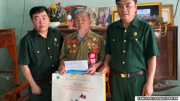 Tri ân tặng quà nhân dịp kỷ niệm 70 năm chiến thắng Điện Biên Phủ