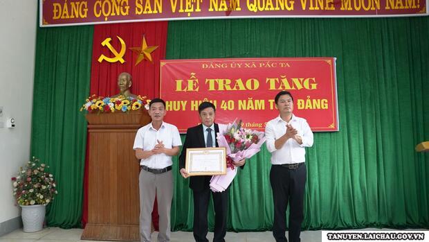 Lễ trao tặng Huy hiệu 40 năm tuổi Đảng