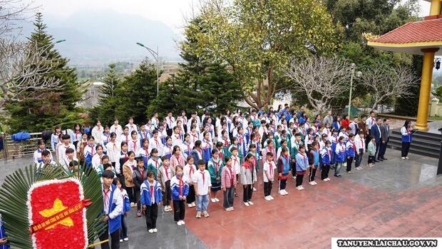 Thiếu nhi Tân Uyên dâng hương, hoa báo công với các Anh hùng liệt sỹ