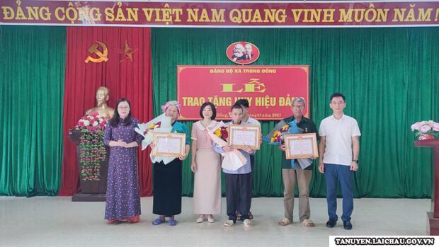 Đảng bộ xã Trung Đồng trao tặng Huy hiệu Đảng đợt 19/5/2025 cho các đảng viên